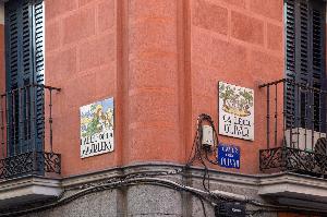Madryt - ceramiczne tabliczki z nazwami ulic