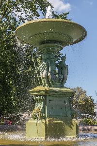 Warszawa - fontanna na Muranowie