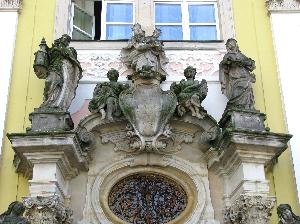 Trzebnica - portal ze św. Jadwigą, klasztor pocysterski