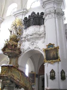 Trzebnica - amobona i empora w kościele św. Bartłomieja