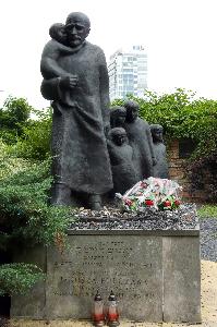 Warszawa - cmentarz żydowski - pomnik Janusza Korczaka