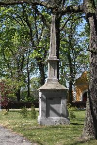 Trzemeszno - figura przykościelna
