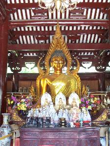 Chiny - ołtarzyk w świątyni