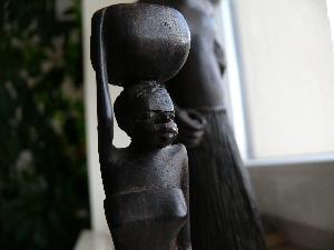 Afrykanie - figurki drewniane.