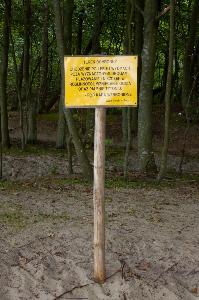 Tabliczka informująca o zakazie wchodzenia na wydmy