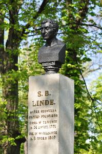 Warszawa - nagrobek Samuela Bogumiła Lindego