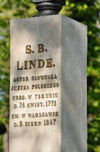 Warszawa - nagrobek Samuela Bogumiła Lindego