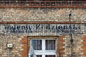 Stary napis na budynku w Gniewkowie