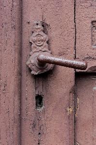 Klamka do drzwi budynku w Gniewkowie