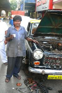 Bombajski taksówkarz naprawia swoje auto