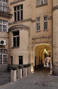 Warszawa - oficyna kamienicy przy ul. Krakowskie Przedmieście 16/18