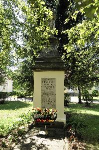 Warszawa - figura Matki Boskiej
