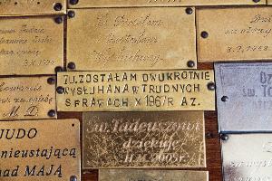 Warszawa - kościół Niepokalanego Poczęcia Najświętszej Marii Panny, tabliczki wotywne