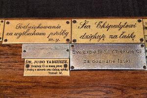 Warszawa - kościół Niepokalanego Poczęcia Najświętszej Marii Panny, tabliczki wotywne