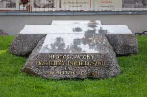 Warszawa - grób bł. ks. Jerzego Popiełuszki