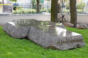Warszawa - grób bł. ks. Jerzego Popiełuszki