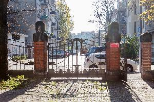 Wrocław - ogrodzenie Wydziału Architektury oraz Katedry Metrologii Elektronicznej i Fotonicznej Wydziału Elektroniki Politechniki Wrocławskiej (E-1)
