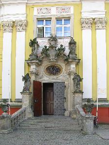 Trzebnica - kościół św. Bartłomieja i św. Jadwigi, portal barokowy