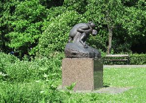 Warszawa - rzeźba Macierzyństwo