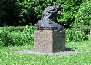 Warszawa - rzeźba Macierzyństwo