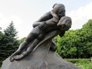 Warszawa - rzeźba Macierzyństwo