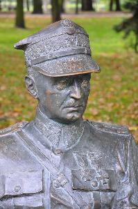 Inowrocław - ławeczka z figurą gen. Władysława Sikorskiego