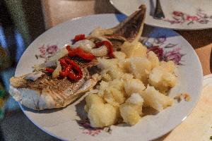 Ryba smażona z papryką i cebulką