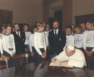 Kapitan Krzysztof Baranowski z młodzieżą u Papieża Jana Pawła II
