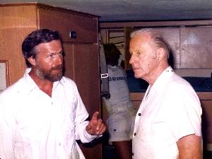 Kapitan Krzysztof Baranowski z Thorem Heyerdahlem na pokładzie Pogorii