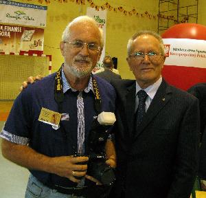Fotoreporter sportowy Jan Rozmarynowski z Waldemarem Baszanowskim
