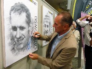 Szurkowski Ryszard - kolarz szosowy, mistrz olimpijski, podpisuje swój portret na wystawie w Polskim Komitecie Olimpijskim