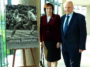 Irena Szewińska z mężem Januszem na wystawie fotografii autorstwa Janusza Szewińskiego