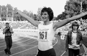 Irena Szewińska po ukończonym biegu na 100 m w Memoriale Janusza Kusocińskiego w 1976 r. w Bydgoszczy