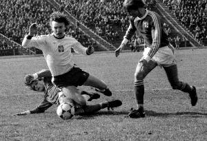 Zbigniew Boniek w czasie meczu Polska - Finlandia na Stadionie Dziesięciolecia w Warszawie w 1983 r.
