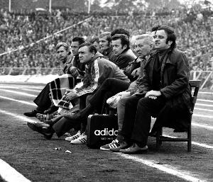 Kazimierz Górski i piłkarze na ławce rezerwowej w meczu Polska - Czechosłowacja 1972 w Bydgoszczy