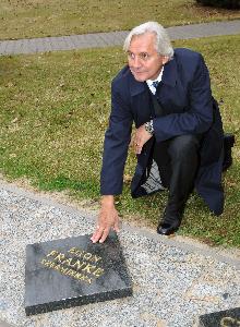 Egon Franke przy swojej tablicy podczas uroczystości odsłonięcia tablic "Złotego kręgu" poświęconych wybitnym osobowościom sportu polskiego w Warszawie w 2009 roku