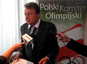 Ryszard Władysław Parulski (1938 - 2017) udziela wywiadu w siedzibie Polskiego Komitetu Olimpijskiego