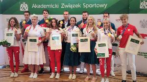 Olimpijczycy z listami gratulacyjnymi na spotkaniu w sali Senatu Uniwersytetu Warszawskiego