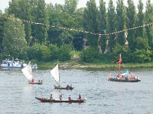 Festiwal Wisły 2018. Przechodzenie przez Wisłę po linie - jedna z atrakcji