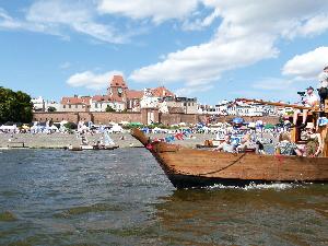 Festiwal Wisły 2021. Pierwszy rejs Copernicusa - łodzi typu Nasuta. w Toruniu