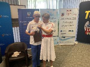 Henryk Boś i Katarzyna Zillmann w toruńskiej siedzibie AZS celebrują zdobycie srebrnego medalu na Olimpiadzie w Tokio 2020
