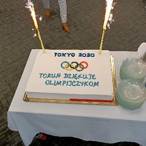 Tort przygotowany na powitanie Olimpijczyków w Toruniu