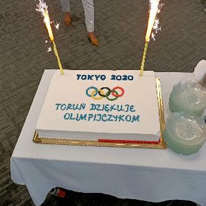 Tort przygotowany na powitanie Olimpijczyków w Toruniu