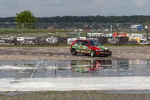 Wyścigi samochodowe na torze rallycrossowym w Toruniu.