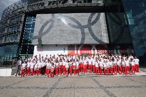 Delegacja polskich sportowców przed budynkiem PKOl