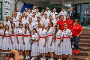 Polscy olimpijczycy z Tokio 2020 przed wejściem do pływalni AZS Warszawa
