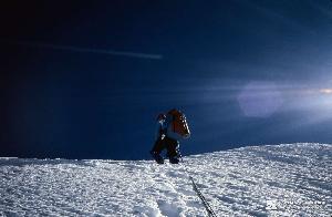 Artur Hajzer w drodze na szczyt Sziszapangma w 1987 r.