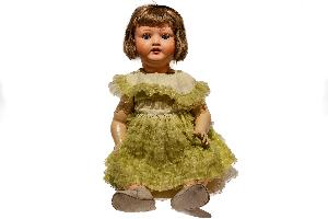 Lalka w sukience z falbankami