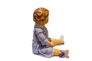 Lalka w fiołkowej sukience