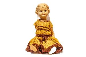 Lalka w żółtej sukience